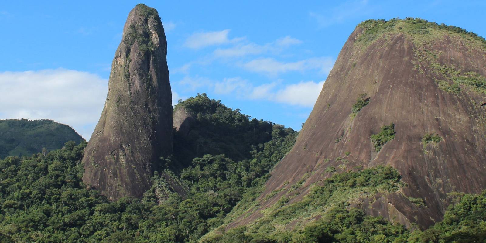 Pico do Itabira e a pedra de granito ao lado, cercados de mata, em Cachoeiro de Itapemirim, no Espírito Santo